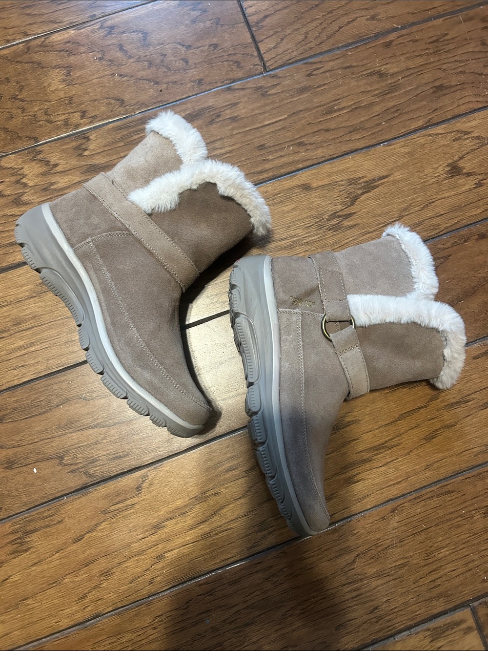 Sketchers Women’s Suede Winter Fur-Lined Ankle Boots - Taupe.   Size 7.5